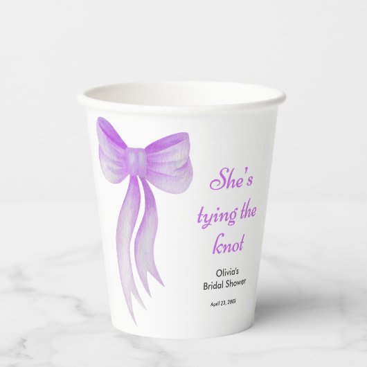 Lila Schleife - Sie knüpft den Knoten - Brautbad Pappbecher (Vorderseite)