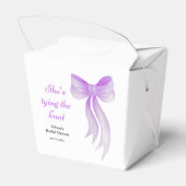 Lila Schleife - Sie knüpft den Knoten - Brautdusch Geschenkschachtel (Rückseite)