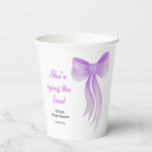 Lila Schleife Sie knüpft den Knoten Brautdusche  Pappbecher (Rückseite)