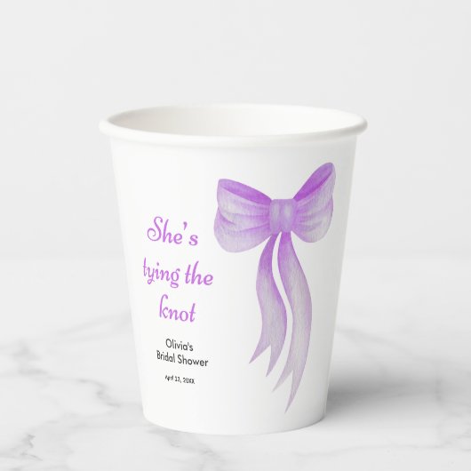 Lila Schleife Sie knüpft den Knoten Brautdusche  Pappbecher (Vorderseite)