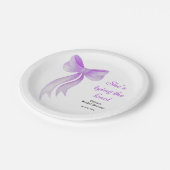 Lila Schleife Sie knüpft den Knoten Brautdusche  Pappteller (Schrägansicht)