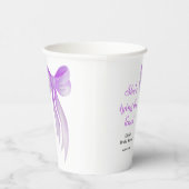 Lila Schleife - Sie knüpft den Knoten - Brautparty Pappbecher (Rechts)