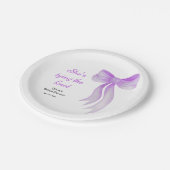 Lila Schleife Sie knüpft den Knoten Junggesellinne Pappteller (Schrägansicht)