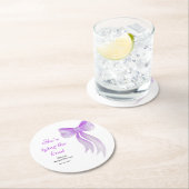 Lila Schleife Sie knüpft den Knoten Junggesellinne Runder Pappuntersetzer (Vor Ort)