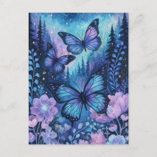Lila Schmetterling im magischen Kiefernwald-Nachth Postkarte
