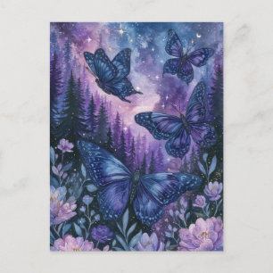Lila Schmetterling im magischen Kiefernwald-Nachth Postkarte