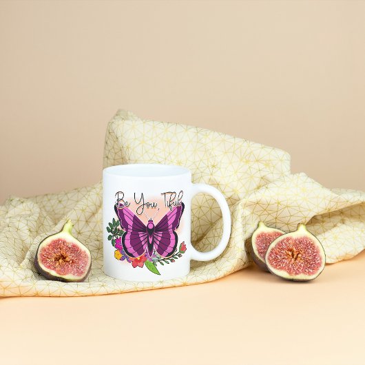 Lila Schmetterling in Rosa Kaffeetasse