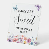 Lila Schmetterling ist eine süße Babydusche Sockelschild (Vorderseite)