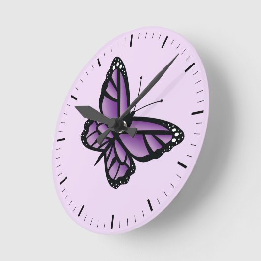 Lila Schmetterling Runde Wanduhr (Winkel)