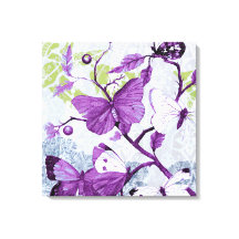 Lila Schmetterlinge auf einem Zweig