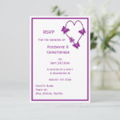 Lila Schmetterlinge Herzdesign Hochzeit RSVP Karte (Stehend Vorderseite)
