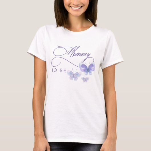 Lila Schmetterlinge Mommy to Be Baby Shower T-Shirt (Vorderseite)