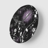 Lila Schmetterlinge und Blume Runde Wanduhr (Winkel)