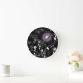 Lila Schmetterlinge und Blume Runde Wanduhr (Zuhause)