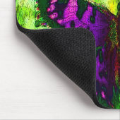 Lila Schmetterlings-Hintergrund auf Limonem grünem Mousepad (Ecke)