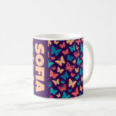 Lila Schmetterlingsmuster-Name Kaffeetasse (VorderseiteRechts)