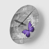 Lila Schmetterlingsmütze Rustikale Acrylwand Runde Wanduhr (Winkel)