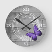Lila Schmetterlingsmütze Rustikale Acrylwand Runde Wanduhr (Vorderseite)
