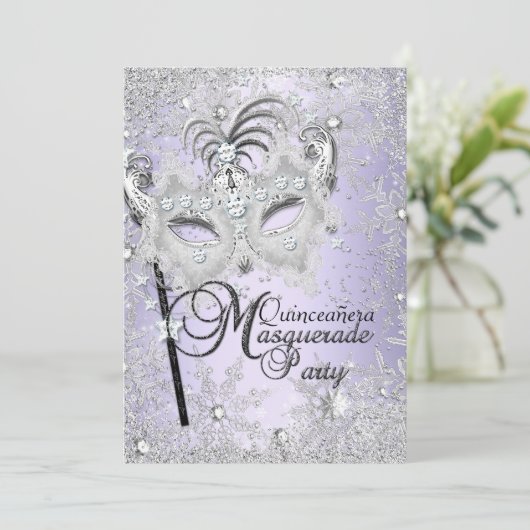 Lila Schneeflocke Masquerade Quinceanera Einladung (Stehend Vorderseite)