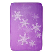 Lila Schneeflocken Minimalistisch Weihnachten Badematte (Vorderseite Vertikal)