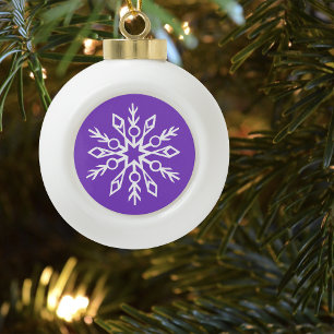 Lila Schneeflocken Muster Magischer Winterurlaub Keramik Kugel-Ornament