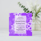 Lila Schneeflocken Weihnachts-Hochzeit Einladung (Stehend Vorderseite)