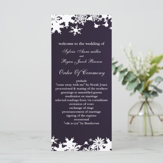 lila Schneeflocken Winterhochzeit Programm (Stehend Vorderseite)
