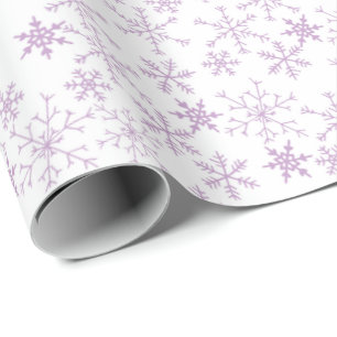 Lila Schneeflockenmuster auf dem weißen Weihnacht Geschenkpapier