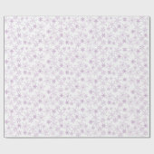 Lila Schneeflockenmuster auf dem weißen Weihnachts Geschenkpapier (Flach)