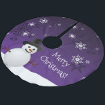 Lila Schneemann Winter Szene Weihnachtsbaumrock Polyester Weihnachtsbaumdecke<br><div class="desc">Fügen Sie eine skurrile Touch unter Ihrem Weihnachtsbaum in dieser Weihnachtszeit mit einem Lila Snowman Winter Scene Weihnachtsbaumrock hinzu. Das Baumrock-Design besticht durch einen glücklichen Schneemann in einer schneebedeckten winterlichen Szene mit einem lila Hintergrund, der mit passenden Farbschneeflocken geschmückt ist. Mit diesem Design sind auch zusätzliche Geschenk- und Urlaubsartikel erhältlich....</div>