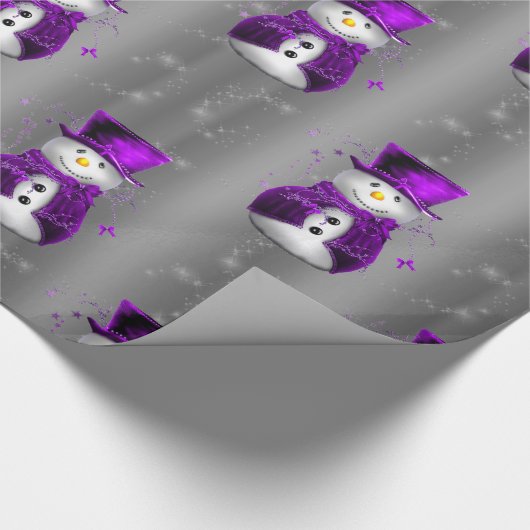 Lila Schneemänner auf Dunkelsilber Geschenkpapier (Ecke)