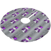 Lila Schneemänner auf Dunkelsilber Polyester Weihnachtsbaumdecke (Schrägansicht)