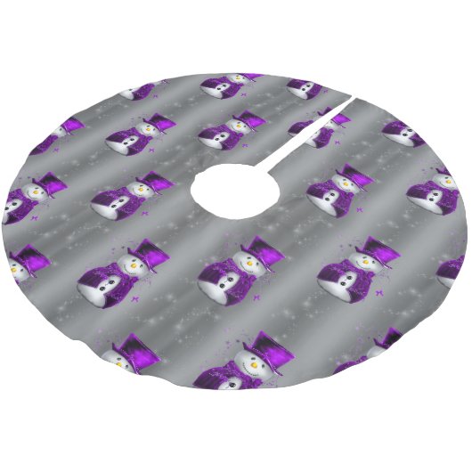 Lila Schneemänner auf Dunkelsilber Polyester Weihnachtsbaumdecke (Schrägansicht)
