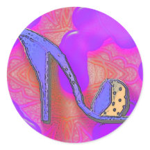 lila Schuh auf rosa und lila Hintergrund