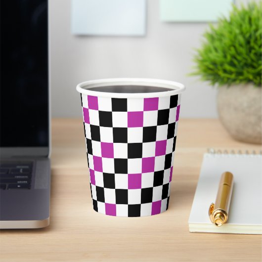 Lila Schwarz Weiß kariertes Musterdesign Pappbecher (InSitu)