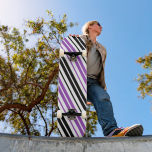 Lila Schwarz Weiß Streifen Muster Design  Skateboard