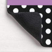 Lila Schwarz-weiße Polka Dot Monogram Maus Pad Mousepad (Ecke)