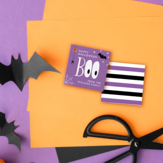 Lila Schwarz-weißer Boo Happy Halloween Geschenkanhänger