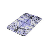 Lila Schwarz-weißes Curry-Abstraktes Muster Badematte (Schrägansicht)