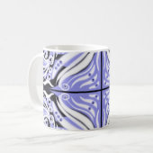 Lila Schwarz-weißes Curvy Abstraktes Muster Kaffeetasse (Vorderseite Links)