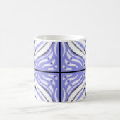 Lila Schwarz-weißes Curvy Abstraktes Muster Kaffeetasse (Mittel)