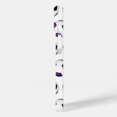 lila schwarze Fußbälle Muster mit Monogramm Case-Mate iPhone Hülle (Rückseite / Links)