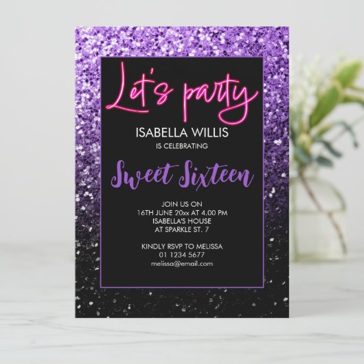 Lila schwarze Glitzern Sweet 16 neon lasse Party Einladung (Stehend Vorderseite)
