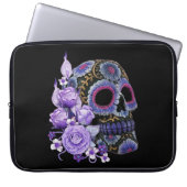 Lila schwarzer Blütenschädel Laptopschutzhülle (Vorderseite)