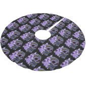 Lila schwarzer Blütenschädel Polyester Weihnachtsbaumdecke (Schrägansicht)