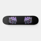 Lila schwarzer Blütenschädel Skateboard (Horizontal)