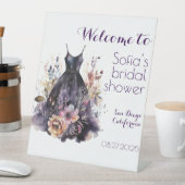 Lila schwarzes Aquarellkleid Sockelschild (In Situ)