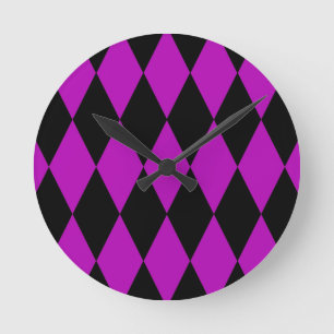 Lila Schwarzes Harlekin-Diamanten-Damengitter-Desi Runde Wanduhr