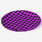 Lila Schwarzes Schachbrett Diamantmuster Pappteller (Schrägansicht)