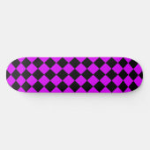 Lila Schwarzes Schachbrett Diamantmuster Skateboard (Horizontal)
